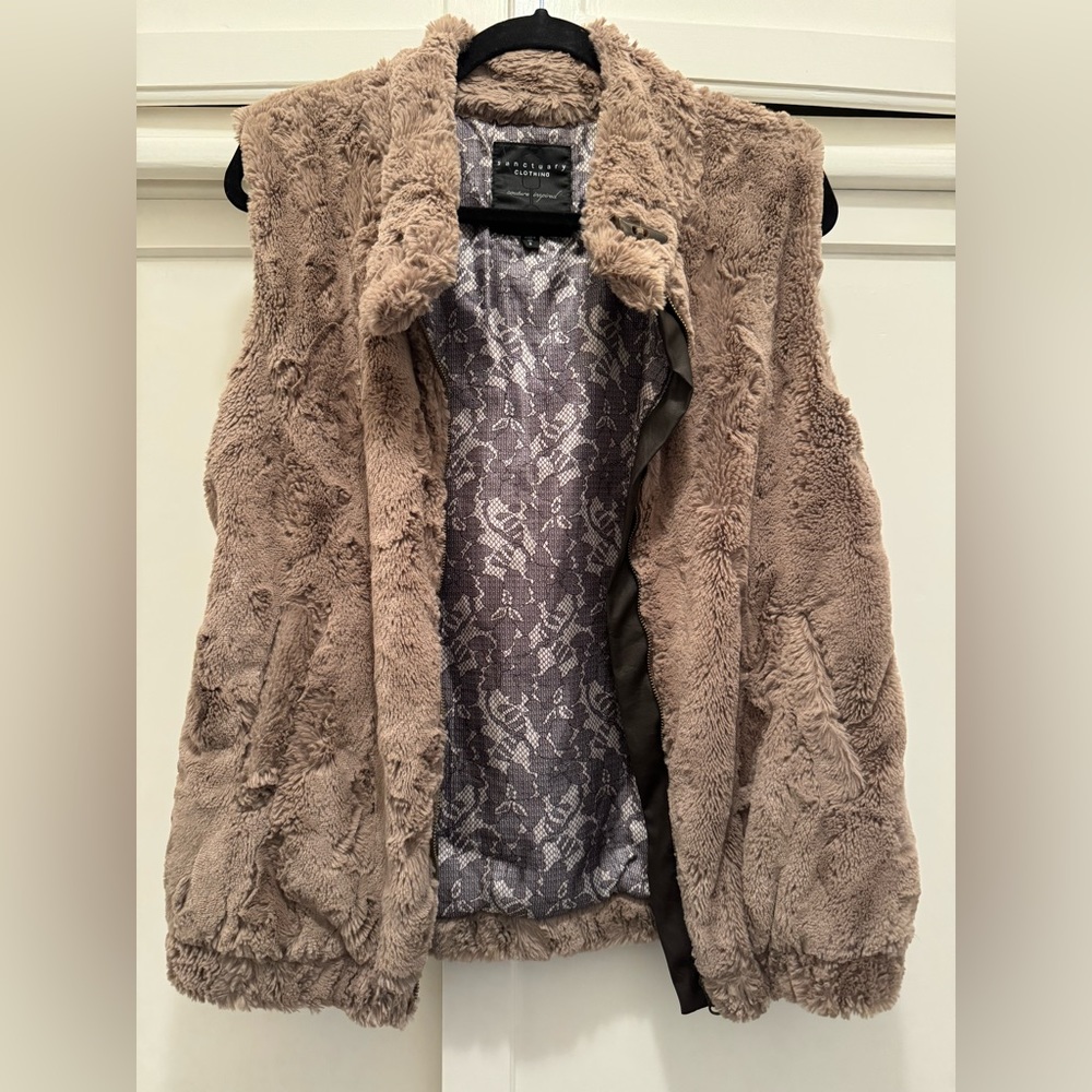 Sanctuary soft fur vest in Size Small.